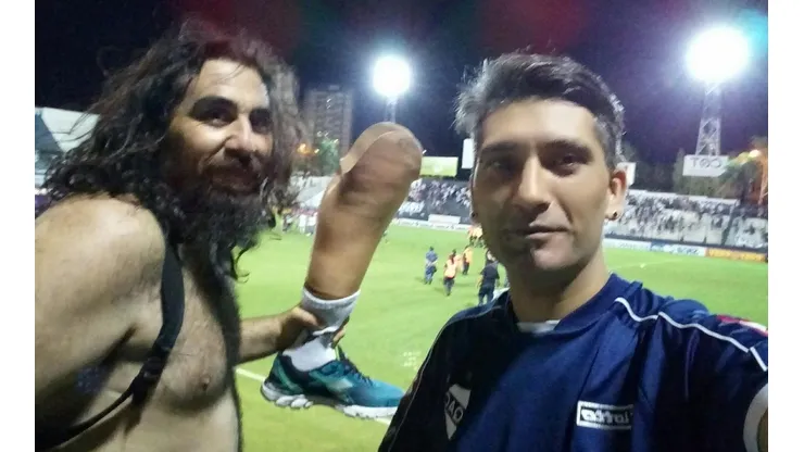 DISTINTO. Leo (izquierda) se toma todo con gracia. ¡Qué grande!