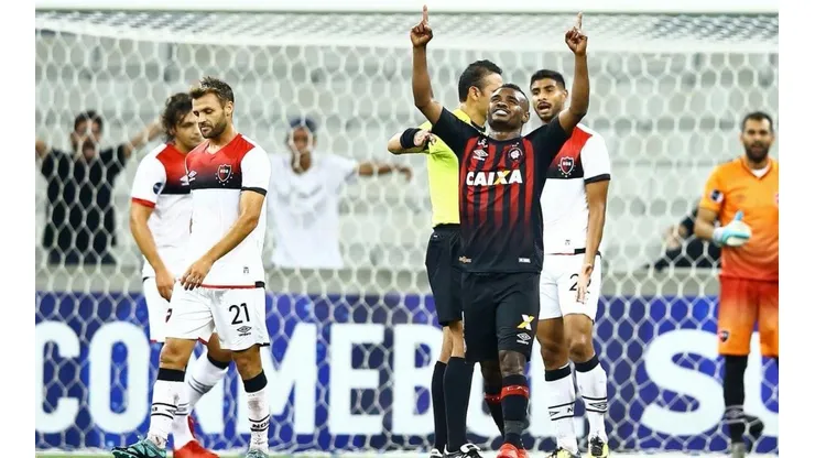 AL CIELO. Mientras Atlético Paranaense celebra su gol, Newell's se lamenta por el resultado.