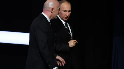 EN LA MIRA. Putin habla con Infantino en el sorteo del Mundial de Rusia 2018 (Foto: Getty).