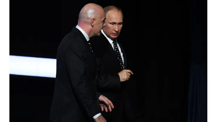 EN LA MIRA. Putin habla con Infantino en el sorteo del Mundial de Rusia 2018 (Foto: Getty).