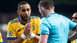 LE JURA QUE NO FUE. Benatia ante el árbitro después de haber cobrado penal para Real Madrid.