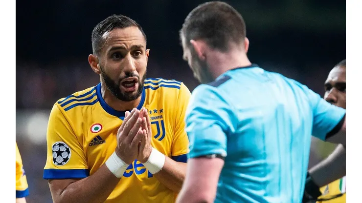LE JURA QUE NO FUE. Benatia ante el árbitro después de haber cobrado penal para Real Madrid.