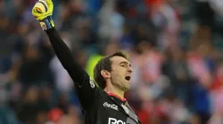 FESTEJO DE CAMPEÓN. Barovero alza el puño en su primera noche como campeón en México.