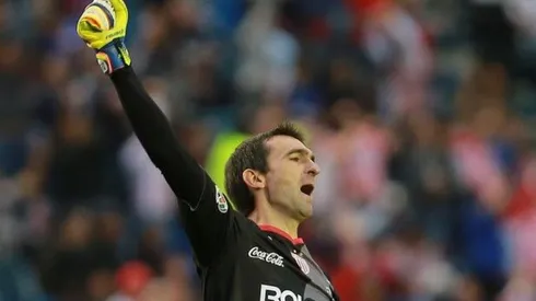 FESTEJO DE CAMPEÓN. Barovero alza el puño en su primera noche como campeón en México.