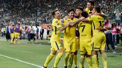 Los jugadores de Boca celebrando en el campo de juego.