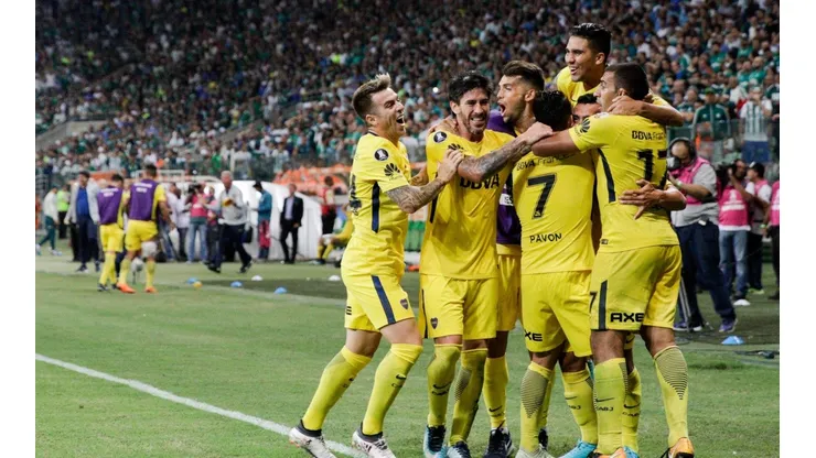 Los jugadores de Boca celebrando en el campo de juego.