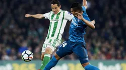 Andrés Guardado jugando con el uniforme de Real Betis.