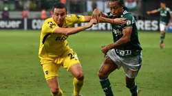 CONTRA EL GOLEADOR. Jara pelea en el mano a mano contra Keno.