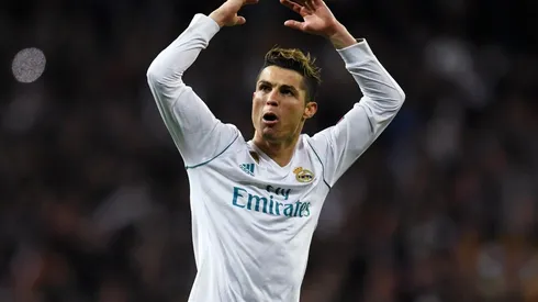 LEVANTA AL BERNABÉU. Cristiano Ronaldo intenta levantar a los fanáticos del Real Madrid (Foto: Getty).