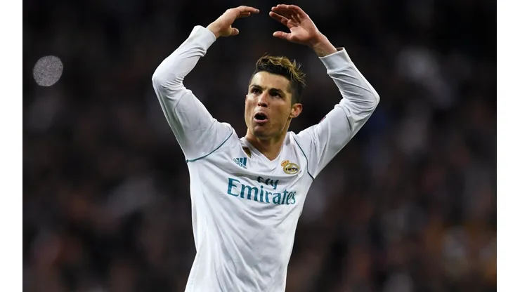 LEVANTA AL BERNABÉU. Cristiano Ronaldo intenta levantar a los fanáticos del Real Madrid (Foto: Getty).