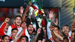 CHELO CAMPEÓN. Barovero casi no aparece en la imagen, pero es uno de los más queridos en Necaxa.