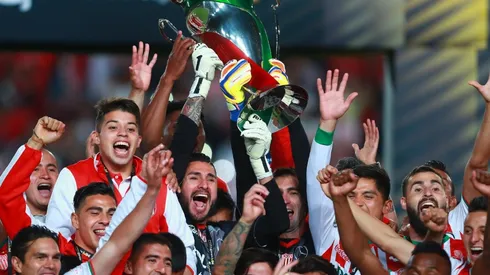 CHELO CAMPEÓN. Barovero casi no aparece en la imagen, pero es uno de los más queridos en Necaxa.