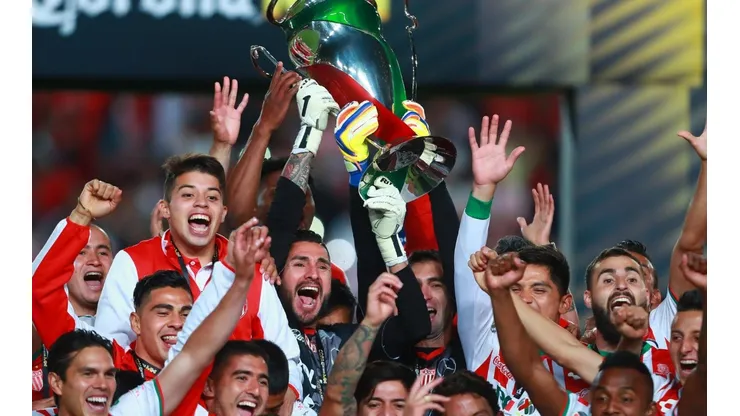 CHELO CAMPEÓN. Barovero casi no aparece en la imagen, pero es uno de los más queridos en Necaxa.