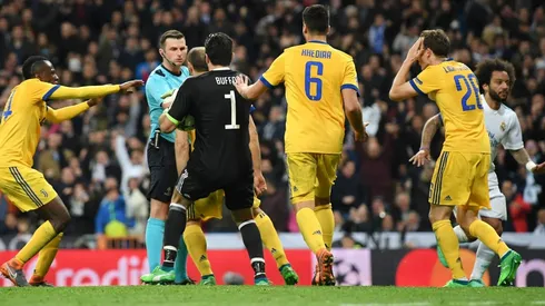LA FURIA DE JUVENTUS. Toda la Vecchia Signora le protesta al árbitro en el Santiago Bernabéu (Foto: Getty).