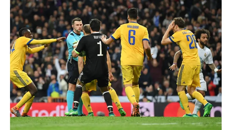 LA FURIA DE JUVENTUS. Toda la Vecchia Signora le protesta al árbitro en el Santiago Bernabéu (Foto: Getty).