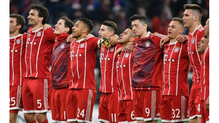 FELICES LOS ONCE. Los jugadores del Bayern Múnich ante su público tras la clasificación a semis.