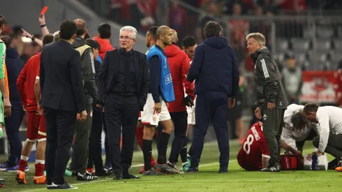 CAOS. Con Javi Martínez siendo atendido, el árbitro muestra una roja en el medio del tumulto (Foto: Getty).