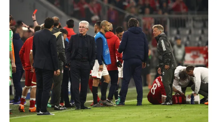 CAOS. Con Javi Martínez siendo atendido, el árbitro muestra una roja en el medio del tumulto (Foto: Getty).