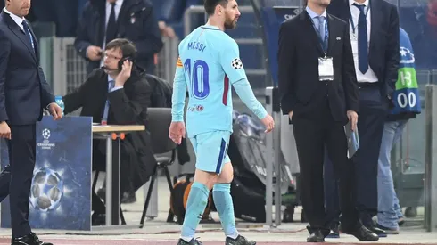 AFUERA. Lionel Messi se va camino al vestuario después de la derrota por Champions League (Foto: Getty):