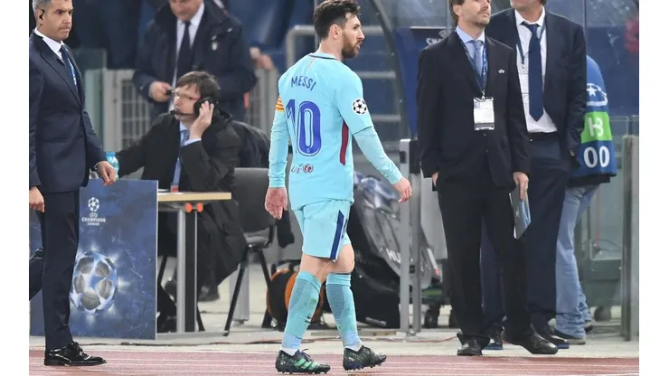 AFUERA. Lionel Messi se va camino al vestuario después de la derrota por Champions League (Foto: Getty):