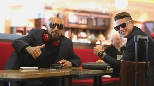 VESTIDOS PARA LA OCASIÓN. Vidal y James fuera de las canchas y antes de viajar con Bayern Múnich (Foto: Getty).