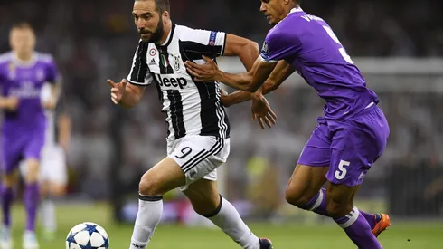 Varane respeta a Higuaín más que los argentinos: "Es un peligro constante"
