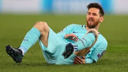 EN EL PISO. Lionel Messi se queja de la falta recibida ante Roma.