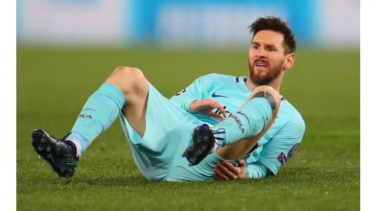 EN EL PISO. Lionel Messi se queja de la falta recibida ante Roma.