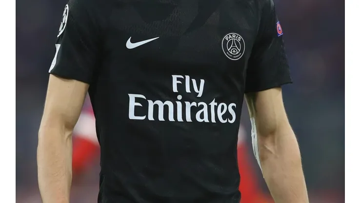 SHINE. La camiseta dorada del PSG será furor de ventas.