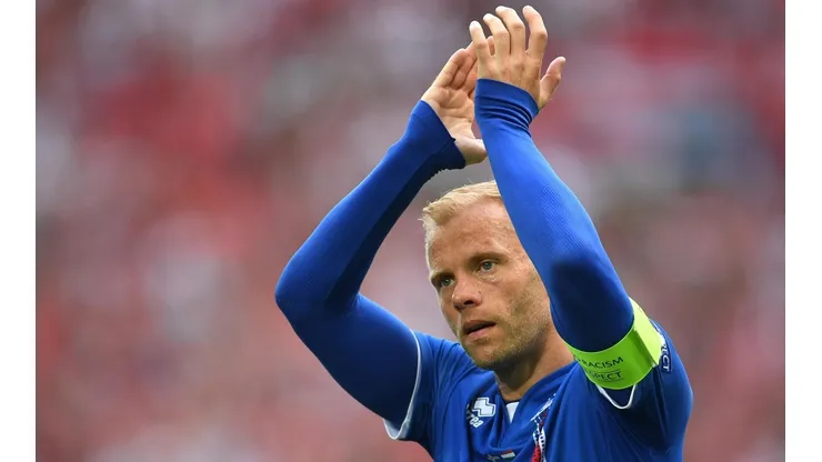 APLAUDAN. Gudjohnsen y un gran gesto en La Boca.