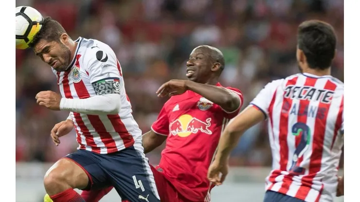 Chivas consiguió ventaja en casa al derrotar a New York Red Bulls (Foto: @TheChampions)