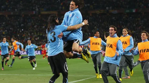 LA ÚLTIMA HAZAÑA. Cavani se abalanza sobre Abreu como todo Uruguay tras la clasificación a semifinales (Foto: Getty).