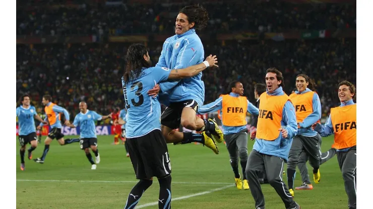 LA ÚLTIMA HAZAÑA. Cavani se abalanza sobre Abreu como todo Uruguay tras la clasificación a semifinales (Foto: Getty).