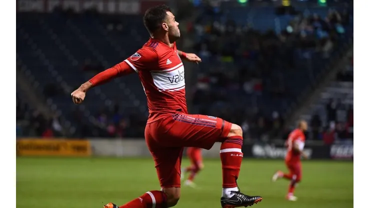 El futbolista hungaró aprovechó un error del portero de Crew para anotar el gol de la victoria (Foto: @ChicagoFire)