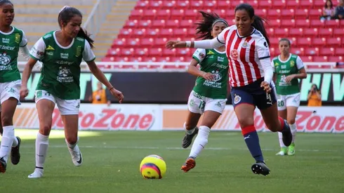 Chivas vence a León y apunta a la defensa del título