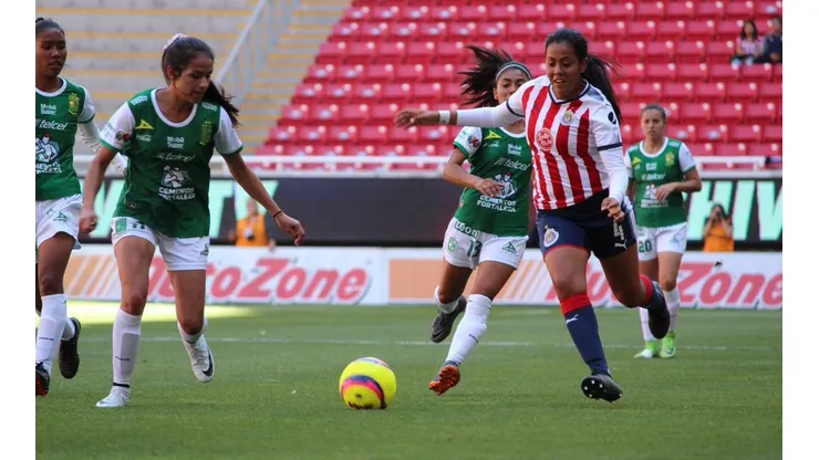 Chivas vence a León y apunta a la defensa del título
