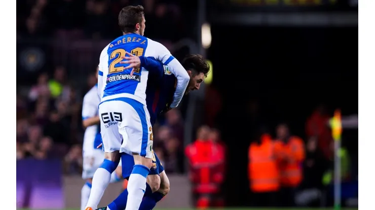 "AGÁRRAME SI PUEDES". Ruben Pérez le hace un tackle alto a Messi para frenarlo (Foto: Getty).