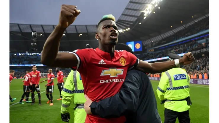 EUFORIA ROJA. Paul Pogba fue con los fanáticos del Manchester United para celebrar (Foto: Getty).