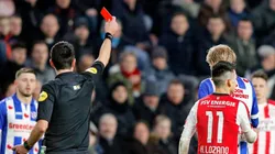 El momento en el que el árbitro Dennis Higler expulsa a Lozano por su golpe a Lucas Woudenberg