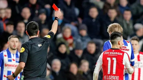 El momento en el que el árbitro Dennis Higler expulsa a Lozano por su golpe a Lucas Woudenberg