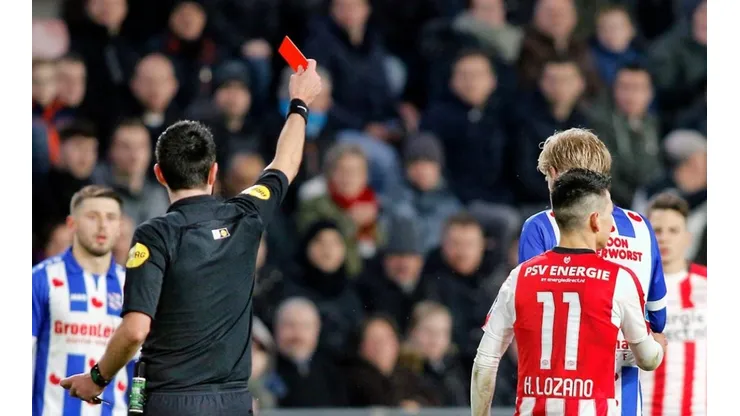 El momento en el que el árbitro Dennis Higler expulsa a Lozano por su golpe a Lucas Woudenberg