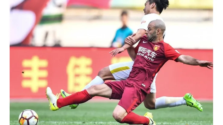 Desde China, Javier Mascherano posó con la camiseta de River
