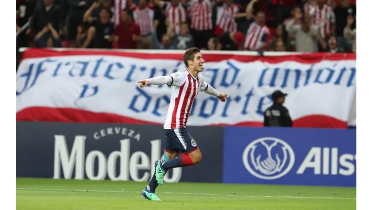 Isaac Brizuela no desperdició el esfuerzo de Rodolfo Pizarro y anotó el gol de la victoria (Foto: @Chivas)