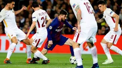 CONTRA TODOS. Lionel Messi controla mientras cinco jugadores de la Roma lo acorralan.