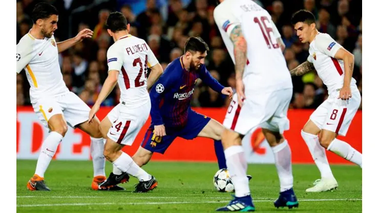 CONTRA TODOS. Lionel Messi controla mientras cinco jugadores de la Roma lo acorralan.