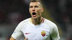 FURIA BOSNIA. Edin Dzeko cayó en el área y le protestó al árbitro el supuesto penal del Barcelona.