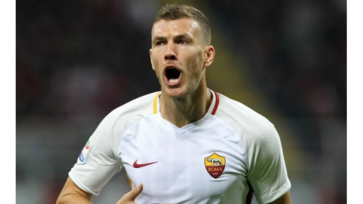 FURIA BOSNIA. Edin Dzeko cayó en el área y le protestó al árbitro el supuesto penal del Barcelona.