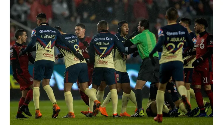 El duelo entre mexicanos y canadienses estuvo lleno de polémica