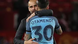 Guardiola se abraza a uno de su valuarte defensivo.