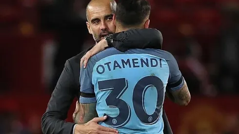 Guardiola se abraza a uno de su valuarte defensivo.